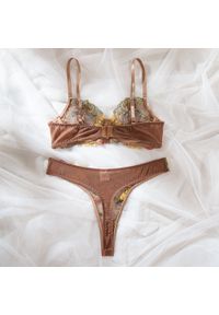 Intica - Zestaw bielizny z haftem elegancki i wygodny Wibekke. Kolor: brązowy. Materiał: tkanina, materiał. Wzór: haft #9