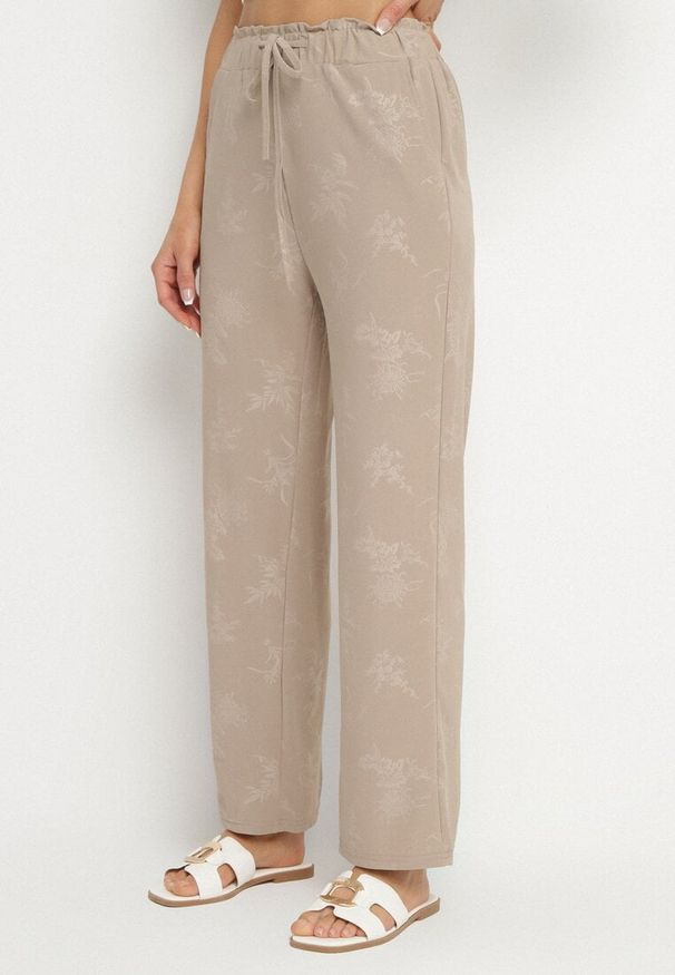 Born2be - Beżowe Spodnie o Prostym Kroju z Gumką w Talii Mirea. Okazja: na spotkanie biznesowe, na co dzień. Kolor: beżowy. Styl: casual, elegancki, biznesowy