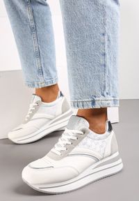Renee - Białe Sneakersy na Platformie z Metaliczną Wstawką Kariel. Okazja: na co dzień. Kolor: biały. Obcas: na platformie #5