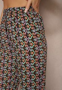 Renee - Czarne Spodnie z Bawełny o Prostym Kroju z Gumką w Pasie w Geometryczny Print Avelriz. Okazja: do pracy, na spotkanie biznesowe, na co dzień. Kolor: czarny. Materiał: bawełna. Wzór: geometria, nadruk. Sezon: lato, wiosna. Styl: klasyczny, casual, biznesowy #3
