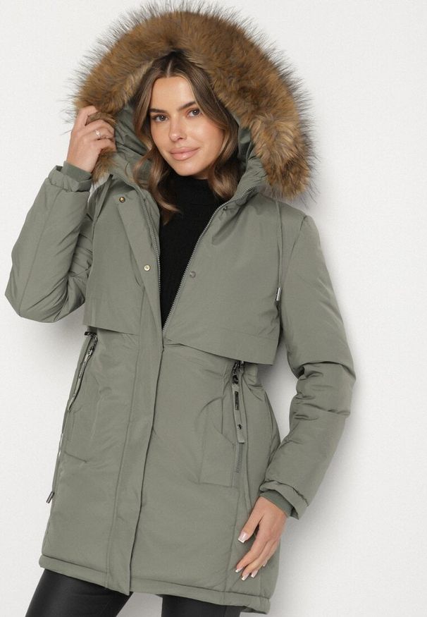Born2be - Zielona Casualowa Kurtka Parka z Kapturem z Futerkiem Nallorea. Okazja: na co dzień. Typ kołnierza: kaptur. Kolor: zielony. Materiał: futro. Styl: casual