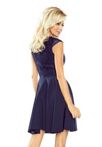 Sukienki.shop - Granatowa sukienka na wesele rozkloszowana z koronkową górą. Okazja: na ślub cywilny, na wesele. Kolor: niebieski. Materiał: koronka. Styl: wizytowy
