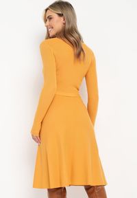 Born2be - Żółta Sweterkowa Sukienka Rozkloszowana z Wiązanym Paskiem Florentame. Kolor: żółty. Materiał: materiał. Typ sukienki: rozkloszowane, kopertowe. Długość: midi