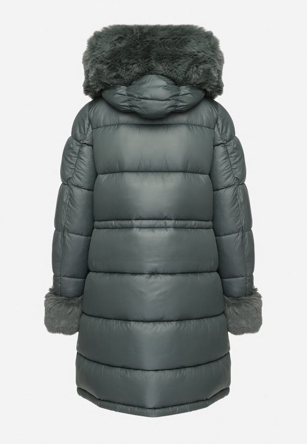 Born2be - Ciemnozielona Pikowana Kurtka z Kapturem i Futrzanymi Wstawkami Ściągana Sznurkiem w Talii Emirale. Okazja: na co dzień. Typ kołnierza: kaptur. Kolor: zielony. Materiał: futro. Wzór: aplikacja. Styl: casual, elegancki