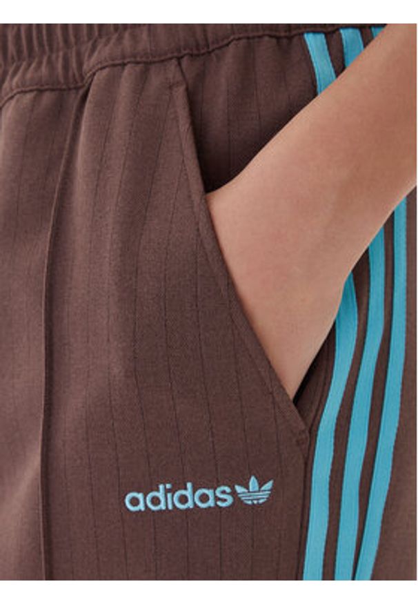 Adidas - adidas Spodnie dresowe JX5308 Brązowy Regular Fit. Kolor: brązowy. Materiał: syntetyk