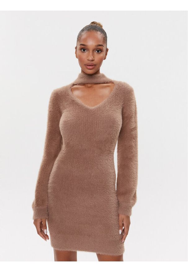 Guess Sukienka dzianinowa W3BK0Z Z3BS0 Brązowy Slim Fit. Kolor: brązowy. Materiał: syntetyk