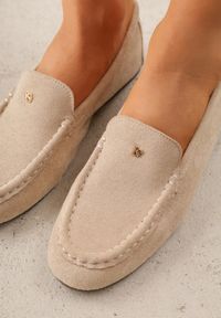 Renee - Jasnobeżowe Mokasyny VICES z Wkładką ze Skóry Naturalnej i Metalicznym Elementem Alcimene. Nosek buta: okrągły. Kolor: beżowy. Materiał: skóra. Obcas: na obcasie. Wysokość obcasa: niski #6