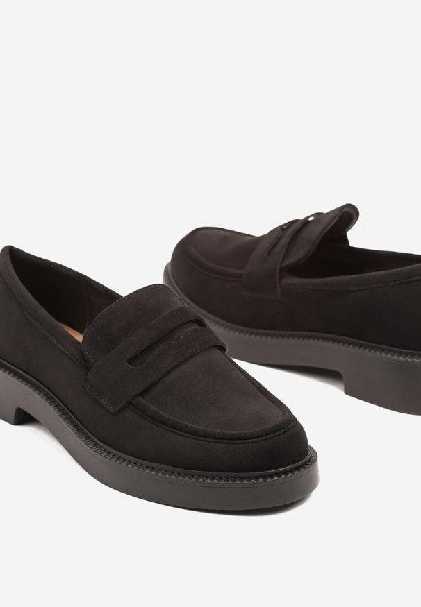 Renee - Czarne Mokasyny Ozdobione z Przodu Paskiem Jelzivis. Okazja: na co dzień. Zapięcie: pasek. Kolor: czarny. Wzór: aplikacja. Materiał: jeans. Sezon: lato, wiosna. Obcas: na obcasie. Styl: elegancki, casual. Wysokość obcasa: średni
