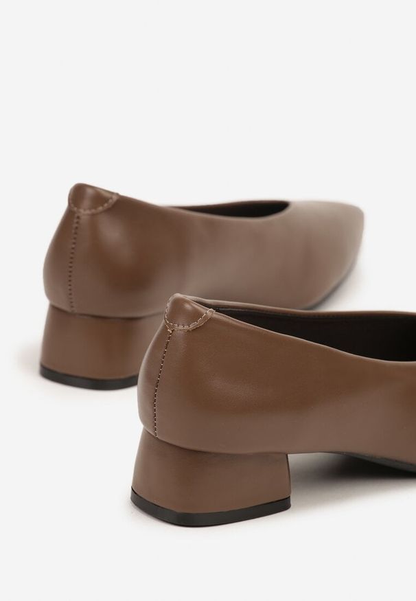 Renee - Ciemnobeżowe Czółenka na Słupku Vices ze Skórzaną Wkładką Alinire. Kolor: beżowy. Materiał: skóra. Obcas: na słupku. Styl: elegancki
