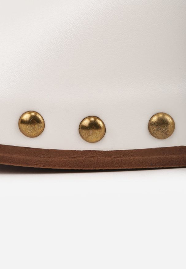 Born2be - Białe Klapki z Metaliczną Ozdobą i Nitami Noriche. Okazja: na co dzień. Kolor: biały. Wzór: aplikacja. Styl: klasyczny, casual