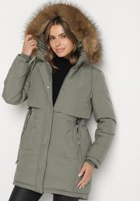 Born2be - Zielona Casualowa Kurtka Parka z Kapturem z Futerkiem Nallorea. Okazja: na co dzień. Typ kołnierza: kaptur. Kolor: zielony. Materiał: futro. Styl: casual #1