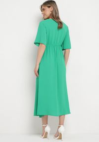 Born2be - Ciemnozielona Sukienka Maxi z Ozdobnym Wiązaniem i Gumką w Talii Myrcella. Kolor: zielony. Długość: maxi #7