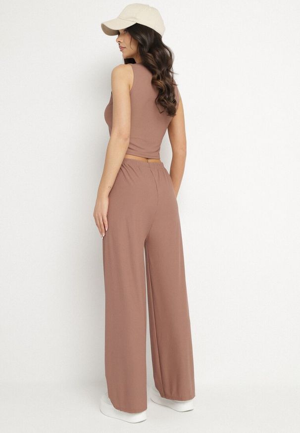 Born2be - Brązowy Prążkowany Komplet Dopasowany Top i Spodnie o Szerokim Kroju Miresia. Kolor: brązowy. Materiał: prążkowany