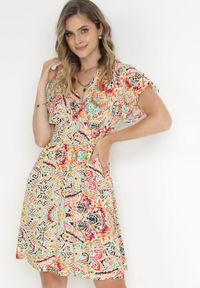 Born2be - Beżowa Sukienka z Wiskozy w Abstrakcyjny Wzór z Gumką w Pasie Nilkasa. Kolor: beżowy. Materiał: wiskoza #1