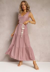 Renee - Różowa Sukienka Maxi o Rozkloszowanym Fasonie z Ozdobnym Sznurkiem i Trójkątnym Dekoltem Zornitsa. Kolor: różowy. Typ sukienki: rozkloszowane. Długość: maxi #1