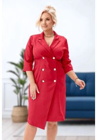 Moda Size Plus Iwanek - Elegancka żakietowa sukienka Chloe w czerwonym kolorze PLUS SIZE XXL WIOSNA. Okazja: na randkę, na spotkanie biznesowe, na komunię, na ślub cywilny, do pracy, na wesele. Typ kołnierza: dekolt kopertowy. Kolekcja: plus size. Kolor: czerwony. Materiał: tkanina, poliester, elastan, materiał. Sezon: wiosna. Typ sukienki: dla puszystych. Styl: elegancki #1