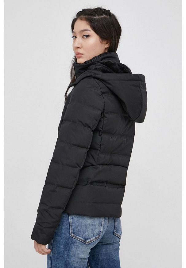Vero Moda Kurtka puchowa damska kolor czarny przejściowa. Kolor: czarny. Materiał: puch