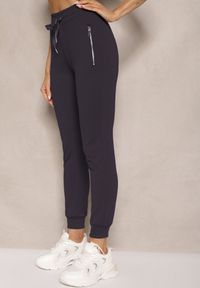 Renee - Granatowe Spodnie Dresowe z Bawełny o Kroju Jogger High Waist Cherisa. Okazja: na co dzień. Stan: podwyższony. Kolor: niebieski. Materiał: bawełna, dresówka. Styl: casual, elegancki