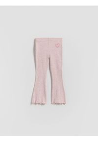 Reserved - Prążkowane legginsy flared - pastelowy róż. Kolor: różowy. Materiał: prążkowany #1