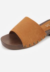 Born2be - Brązowe Klapki Ozdobione Nitami Jehlone. Okazja: na co dzień. Kolor: brązowy. Materiał: jeans. Wzór: aplikacja. Styl: casual, elegancki #8