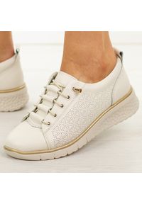 Beżowe skórzane półbuty damskie Filippo Dp7589/26. Okazja: na co dzień. Nosek buta: okrągły. Kolor: beżowy. Materiał: skóra. Sezon: wiosna, lato, jesień. Obcas: na koturnie. Styl: casual #1