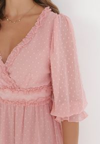 Born2be - Różowa Sukienka Taphionis. Typ kołnierza: kołnierz z falbankami. Kolor: różowy. Materiał: tkanina. Typ sukienki: kopertowe. Długość: mini #4