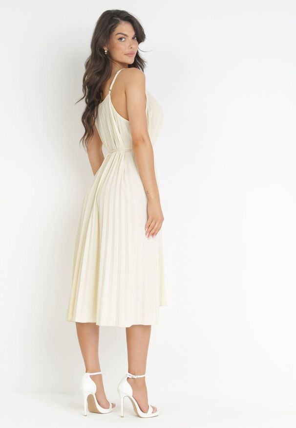 Born2be - Jasnobeżowa Plisowana Sukienka Midi ze Sznurkiem w Talii Eidas. Kolor: beżowy. Materiał: tkanina, materiał. Długość rękawa: na ramiączkach. Sezon: lato. Długość: midi