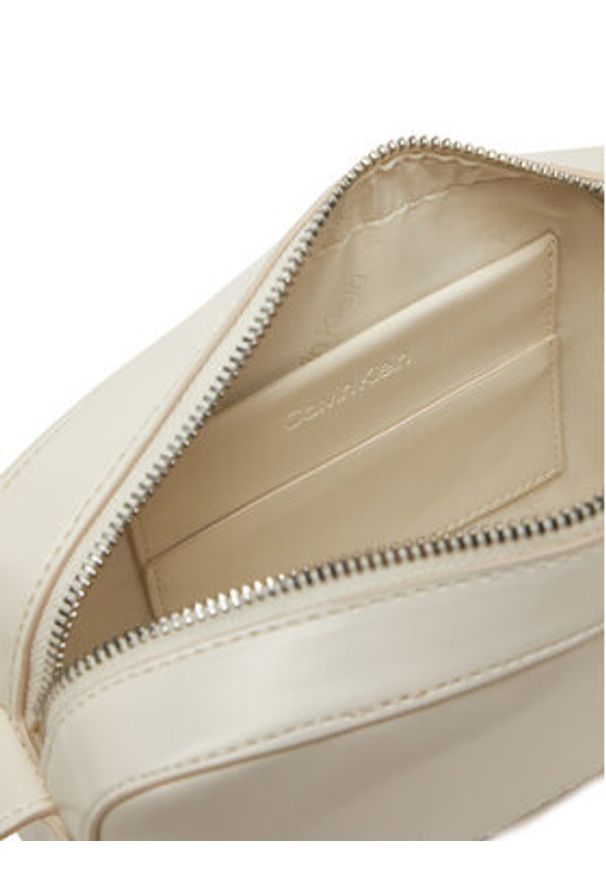Calvin Klein Torebka Embossed Logo Camera Bag K60K612555 Beżowy. Kolor: beżowy. Materiał: skórzane