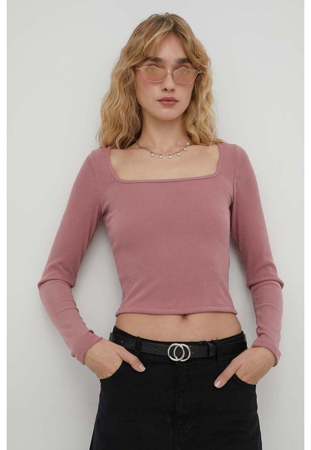 Hollister Co. longsleeve damski kolor różowy. Typ kołnierza: dekolt w karo. Kolor: różowy. Materiał: dzianina. Długość rękawa: długi rękaw. Wzór: gładki