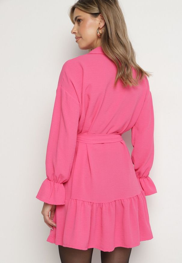 Born2be - Różowa Koszulowa Sukienka z Wiązanym Paskiem Stevania. Kolor: różowy. Materiał: materiał. Typ sukienki: koszulowe. Długość: mini