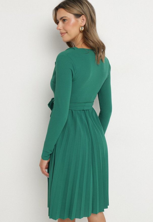 Born2be - Zielona Midi Sukienka z Plisowanym Dołem i Kopertowym Dekoltem z Materiałowym Paskiem Obebba. Kolor: zielony. Materiał: materiał. Typ sukienki: kopertowe. Styl: elegancki. Długość: midi