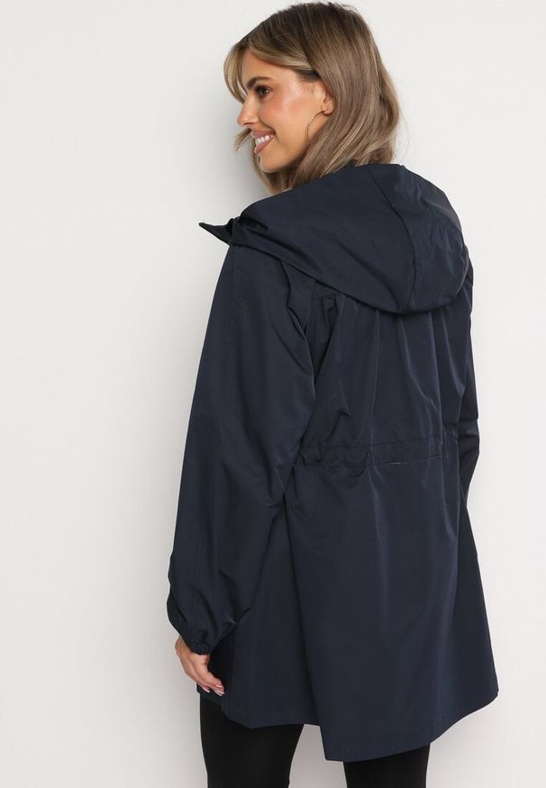 Born2be - Granatowa Kurtka Parka Ściągana w Pasie Troczkami Nevishia. Kolor: niebieski. Materiał: jeans. Styl: elegancki