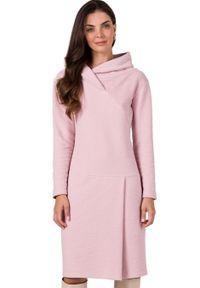 BeWear - Dzianinowa sukienka z wysokim kołnierzem bawełniana różowa. Kolor: szary, różowy. Materiał: bawełna, dzianina. Sezon: zima, jesień. Typ sukienki: sportowe, proste. Styl: sportowy