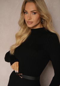 Renee - Czarna Dzianinowa Sukienka z Eleganckim Paskiem i Dodatkiem Wełny Nirillia. Okazja: na co dzień. Kolor: czarny. Materiał: dzianina, wełna. Długość rękawa: długi rękaw. Wzór: aplikacja. Typ sukienki: proste, dopasowane. Styl: elegancki