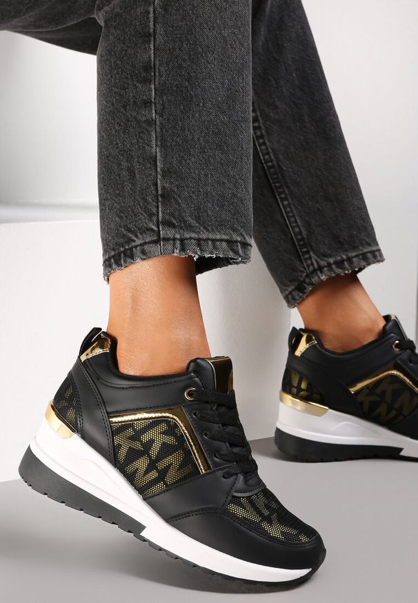 Renee - Czarno-Białe Sneakersy Moniera. Okazja: na co dzień. Nosek buta: okrągły. Zapięcie: sznurówki. Kolor: czarny. Materiał: jeans, bawełna. Wzór: geometria. Obcas: na koturnie. Wysokość obcasa: niski