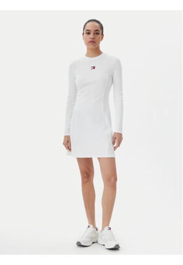 Tommy Jeans Sukienka codzienna Badge DW0DW20666 Biały Slim Fit. Okazja: na co dzień. Kolor: biały. Materiał: bawełna. Typ sukienki: proste. Styl: casual