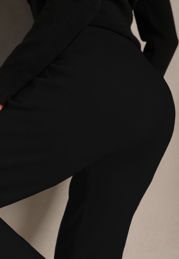 Renee - Czarne Spodnie z Bawełną High Waist Ozdobione Sznurkiem Venaline. Okazja: na co dzień. Stan: podwyższony. Kolor: czarny. Materiał: bawełna. Wzór: aplikacja. Styl: klasyczny, casual