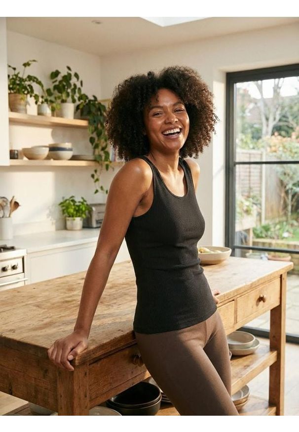 Sinsay - Prążkowana koszulka na ramiączkach - czarny. Kolor: czarny. Materiał: prążkowany. Długość rękawa: na ramiączkach