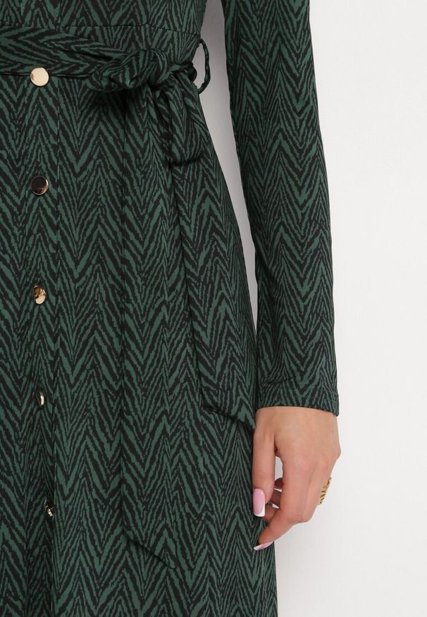 Born2be - Ciemnozielona Rozkloszowana Sukienka Koszulowa z Wiązanym Paskiem Cheresin. Kolor: zielony. Materiał: materiał. Typ sukienki: koszulowe. Długość: midi