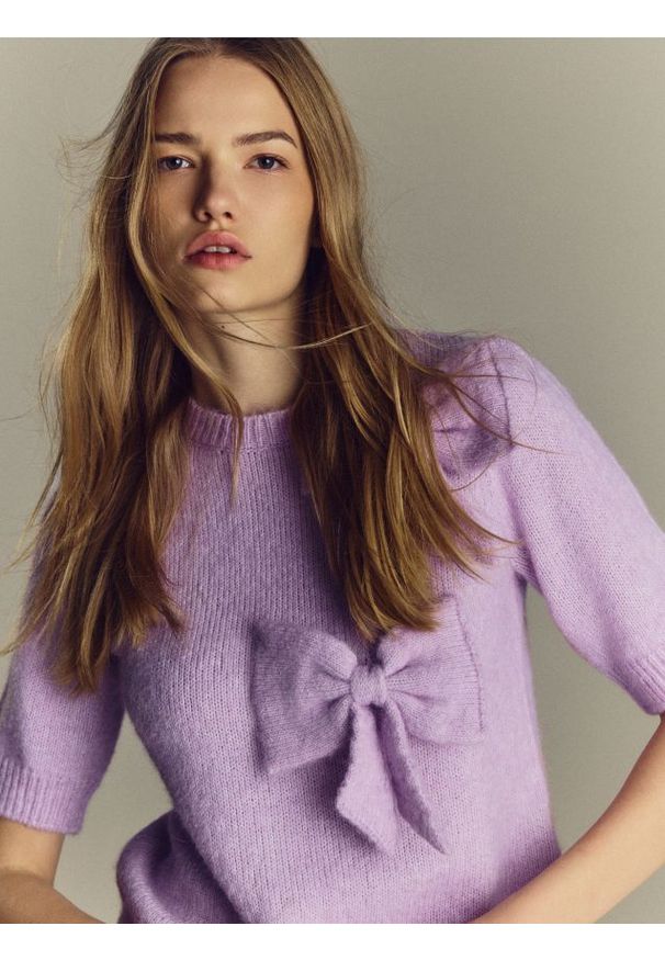 Reserved - Sweter z kokardami - fioletowy. Typ kołnierza: kokarda. Kolor: fioletowy. Materiał: wełna, dzianina