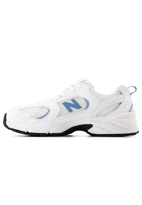 Buty dziecięce New Balance GR530CJ – białe. Okazja: na uczelnię, na co dzień. Kolor: biały. Materiał: guma, materiał, syntetyk. Szerokość cholewki: normalna