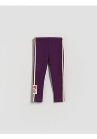 Reserved - Bawełniane legginsy z naszywką - fioletowy. Kolor: fioletowy. Materiał: bawełna. Wzór: aplikacja #1