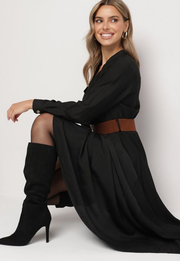 Born2be - Czarna Rozkloszowana Sukienka Koszulowa z Paskiem i Gumką w Talii Zinavie. Okazja: na imprezę. Typ kołnierza: dekolt w serek. Kolor: czarny. Długość rękawa: długi rękaw. Typ sukienki: koszulowe. Styl: elegancki, klasyczny