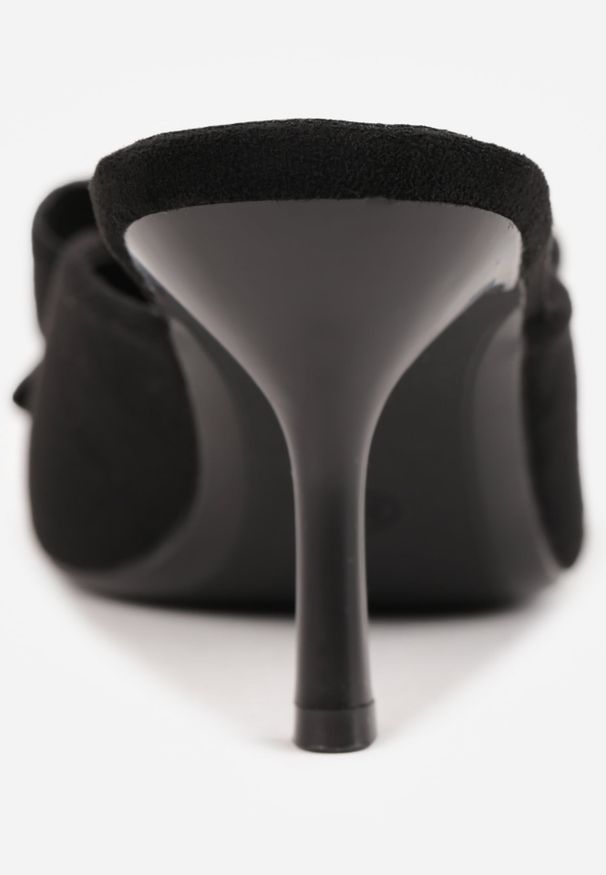 Renee - Czarne Klapki Mule na Szpilce z Kokardką Kimoseis. Nosek buta: otwarty. Kolor: czarny. Materiał: skóra, zamsz. Wzór: aplikacja. Sezon: lato. Obcas: na szpilce. Wysokość obcasa: średni