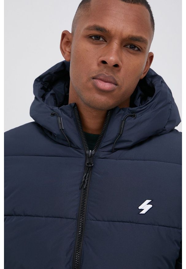 Superdry - Kurtka. Kolor: niebieski. Materiał: materiał