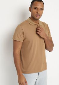 Born2be - Ciemnobeżowa Koszulka Polo z Krótkim Rękawem Wakeish. Typ kołnierza: polo. Kolor: beżowy. Materiał: tkanina. Długość rękawa: krótki rękaw. Długość: krótkie