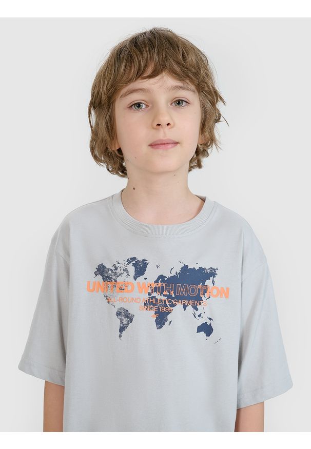 4f - 4F T-shirt oversize z nadrukiem chłopięcy - szary 164 (13-14 lat). Okazja: na co dzień. Kolor: szary. Materiał: jersey, dzianina, bawełna. Długość rękawa: krótki rękaw. Długość: krótkie. Wzór: nadruk. Sezon: lato. Styl: casual, sportowy, klasyczny