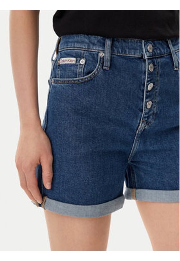 Calvin Klein Jeans Szorty jeansowe J20J225512 Granatowy Mom Fit. Kolor: niebieski. Materiał: bawełna