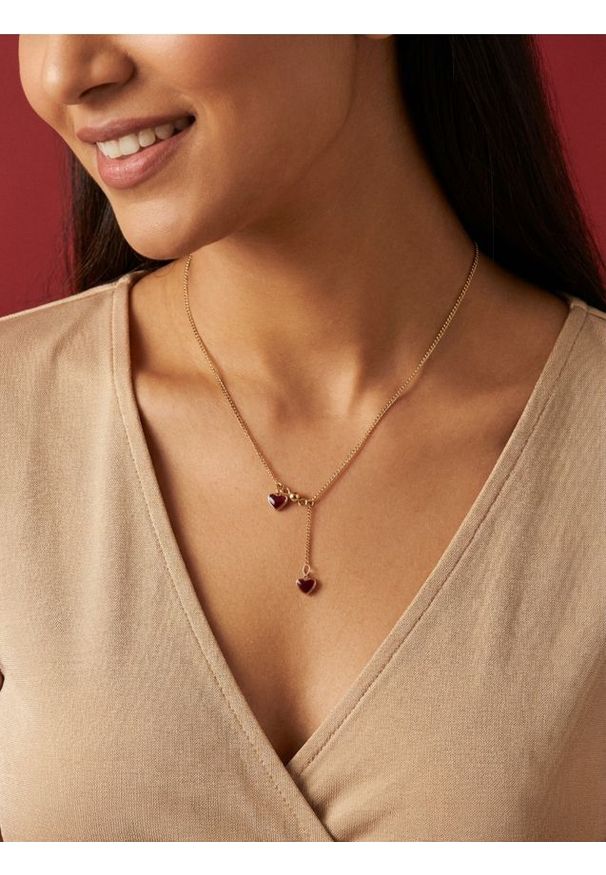 Sinsay - Naszyjnik z zawieszkami w kształcie serca - złoty. Materiał: złote. Kolor: złoty