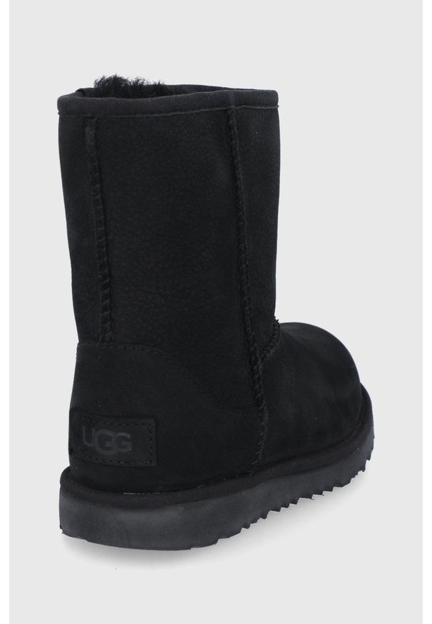 Ugg - UGG Śniegowce zamszowe dziecięce kolor czarny. Nosek buta: okrągły. Kolor: czarny. Materiał: zamsz